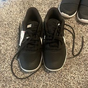 Nike boys baseball cleats - plastic cleats